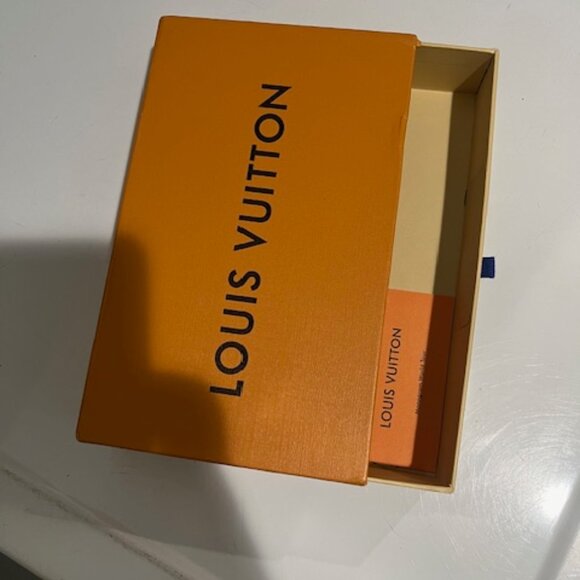 Louis Vuitton - Picture 1 of 1